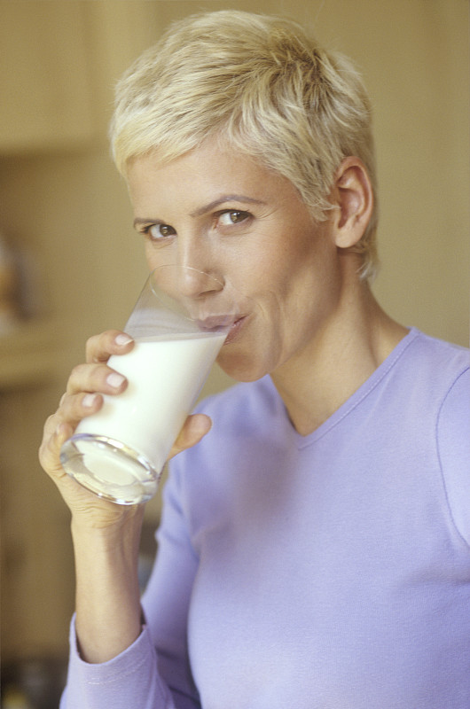 女人喝牛奶的肖像图片下载