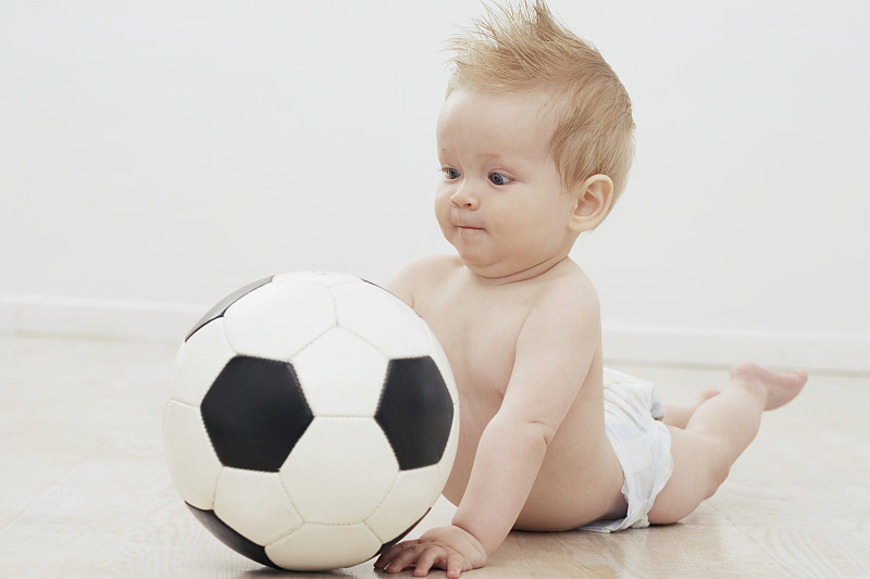 宝宝盯着足球图片下载