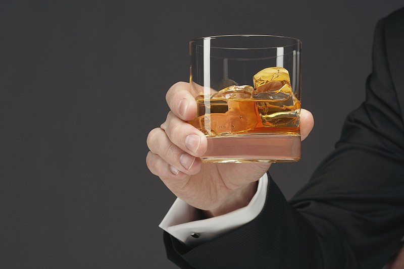 拿着一大杯苏格兰威士忌的男人图片下载