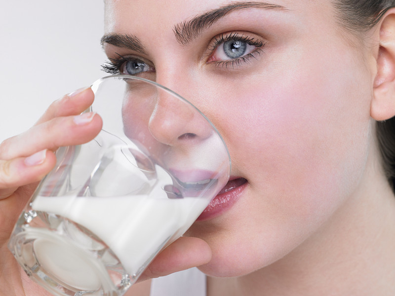 喝牛奶的女人图片素材