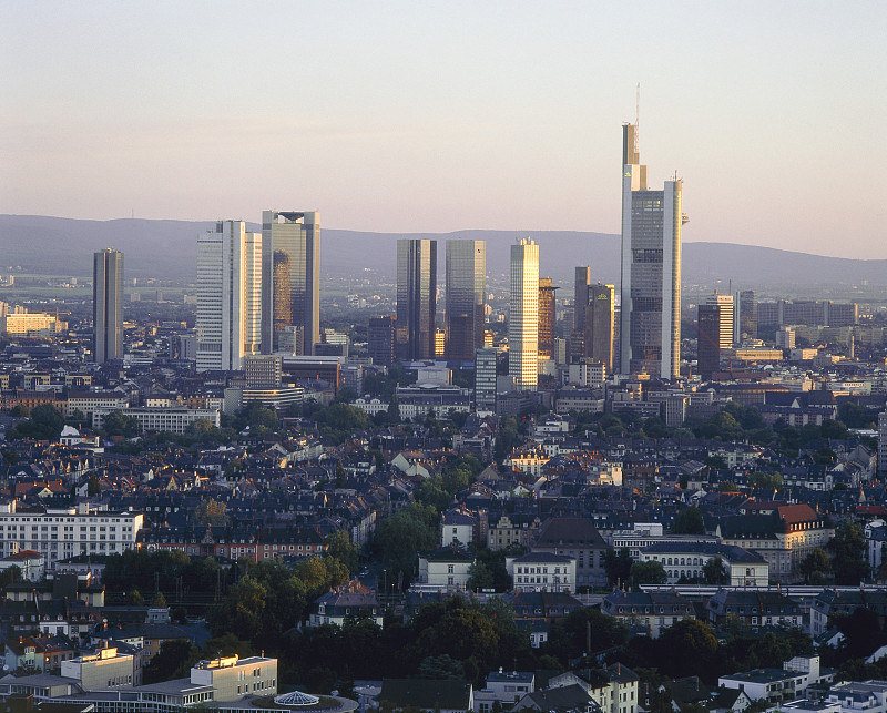 在德国的黎明，看看法兰克福/Main和bank quarter图片下载