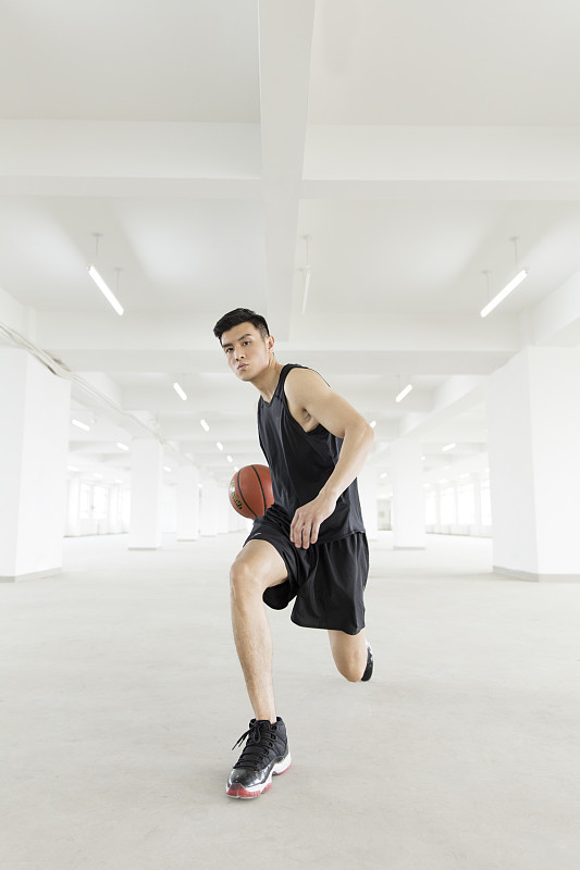 打篮球的青年男人图片下载