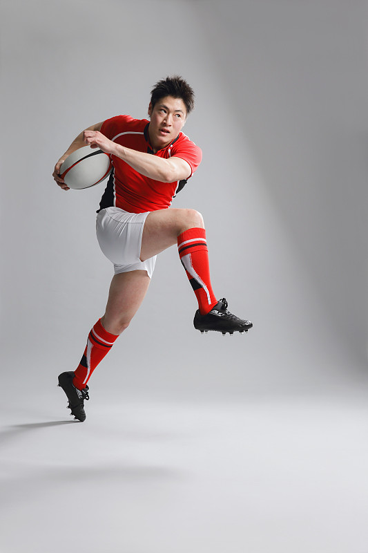 日本橄榄球运动员带球奔跑的肖像图片下载