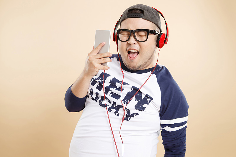 欢乐的肥胖男人听音乐图片素材