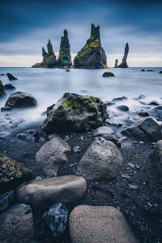 阴天中的冰岛黑沙滩图片下载