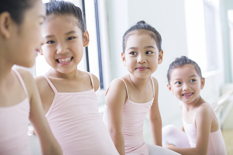 跳芭蕾的小女孩们在舞蹈室休息图片素材
