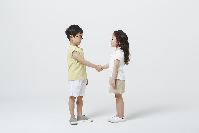 两个小朋友握手的图片图片