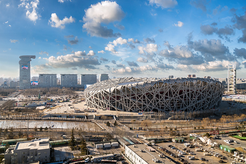 蓝天白云下的奥林匹克公园国际体育场鸟巢图片下载