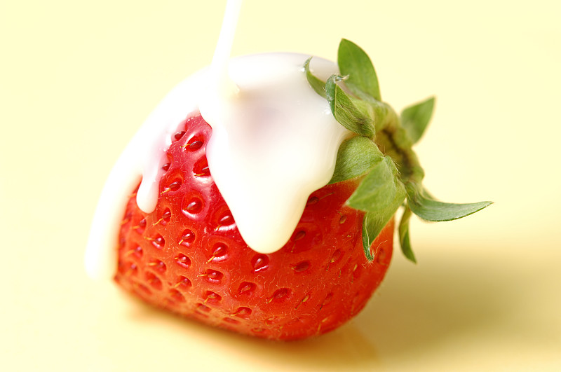 草莓上的炼乳图片下载