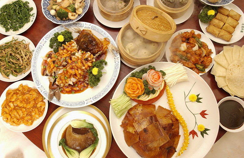 餐桌上的中国菜，靠近图片下载