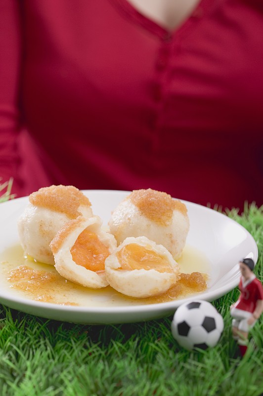 女人提供杏饺子与足球人物和足球图片素材