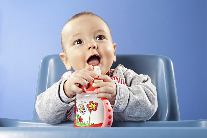 抱奶瓶的男婴(6-11个月)图片下载