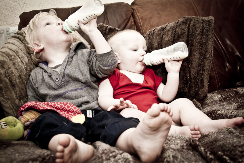两个孩子在喝牛奶图片下载