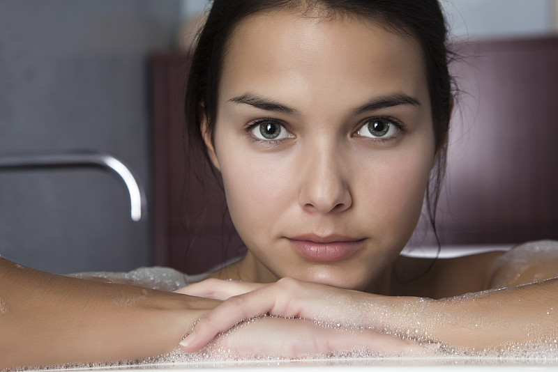 女人在沐浴中放松，肖像图片下载