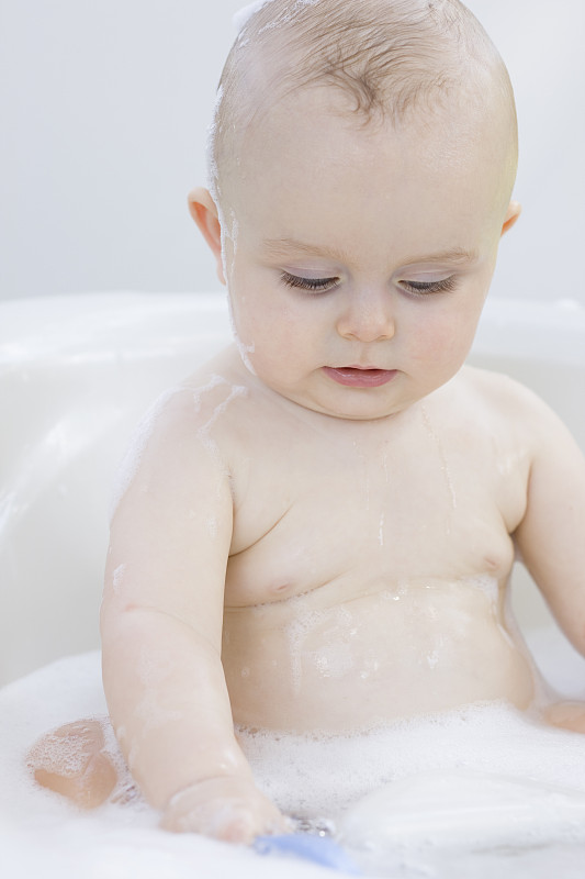 白种婴儿在洗澡图片下载