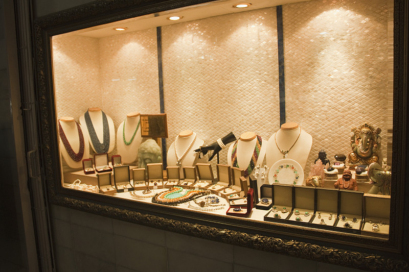 印度新德里一家珠宝店陈列的珠宝图片下载