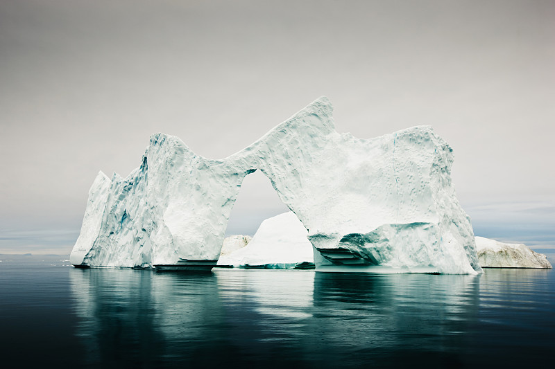 北极冰山北极天然冰拱图片下载