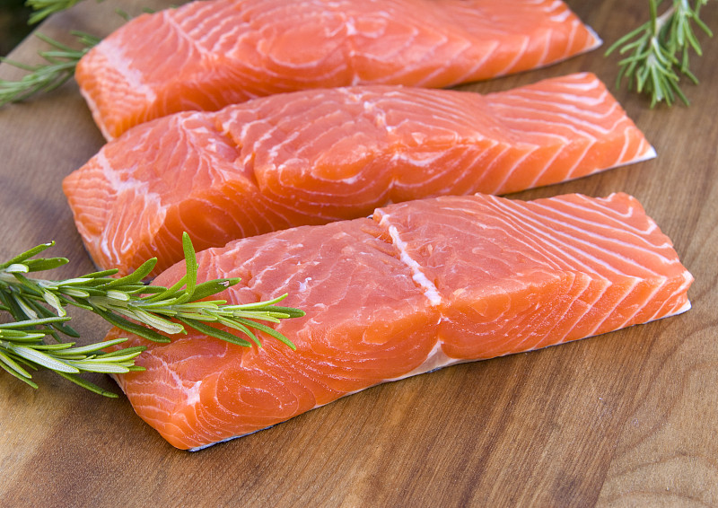 新鲜野生鲑鱼排及生鱼片，健康食品准备图片下载