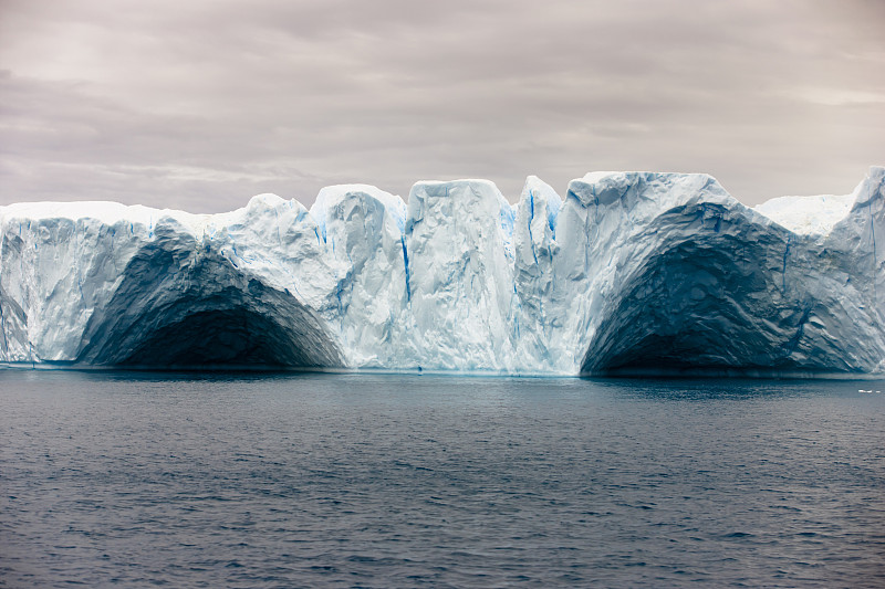 北冰洋格陵兰岛平顶冰山中的天然拱门图片下载