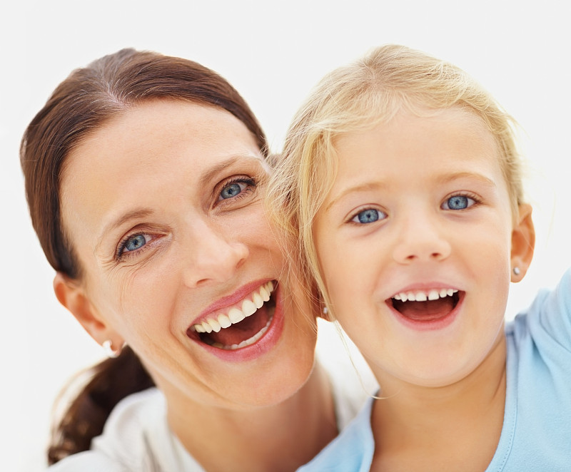 一个幸福的母亲和女儿在白色的背景下的特写图片下载