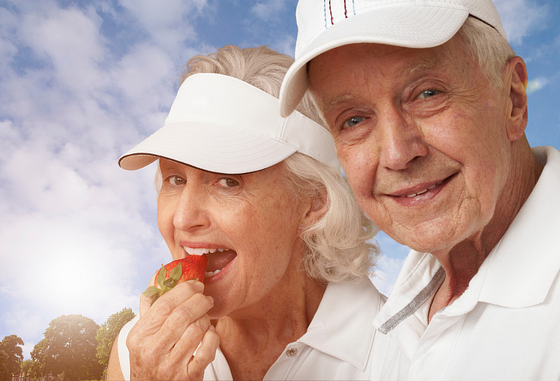 一对资深网球夫妇在吃草莓图片下载