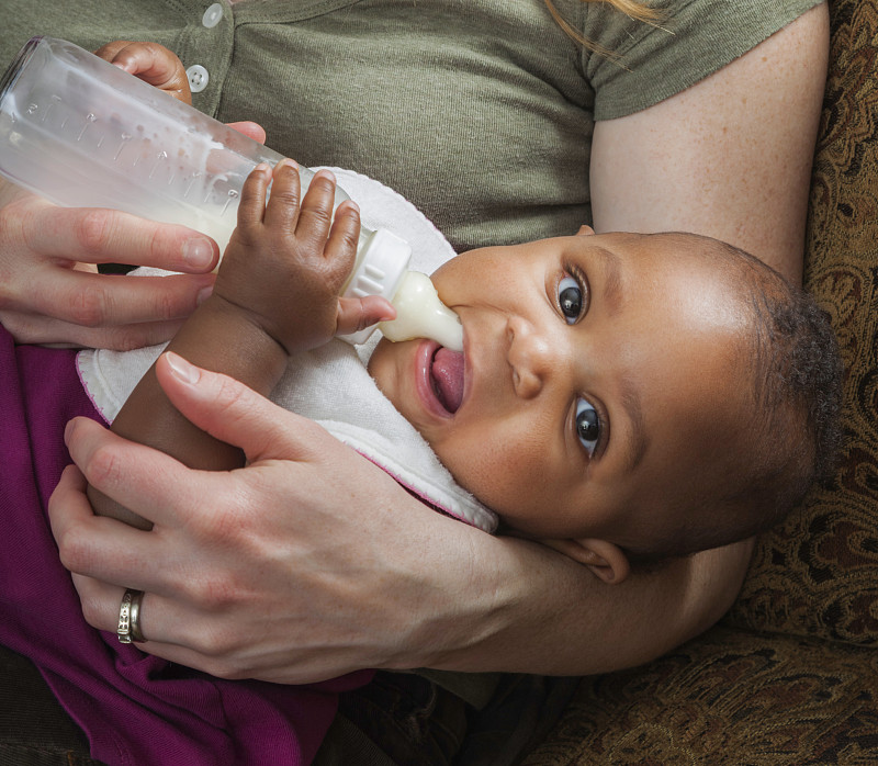 白人母亲喂养收养的多种族女婴图片下载