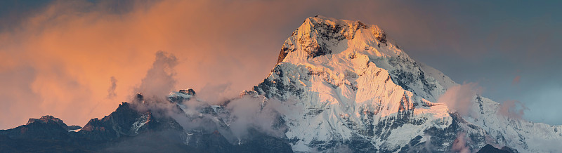 壮观的山顶日落全景安娜普纳喜马拉雅山尼泊尔图片下载