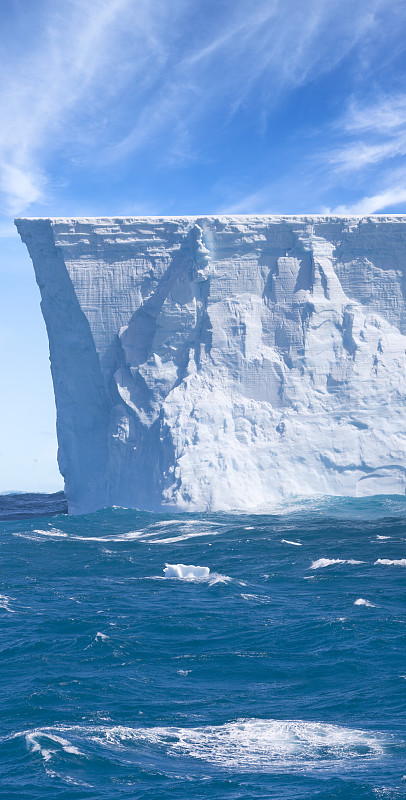 南极洲巨大的蓝色冰山漂浮着图片下载