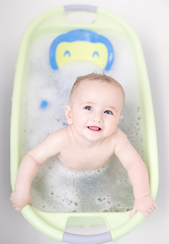 可爱的婴儿坐在浴缸里图片下载