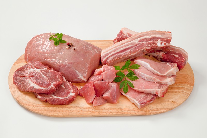 切菜板上的生猪肉图片下载
