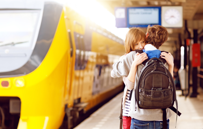 年轻的成年人在火车站拥抱图片素材