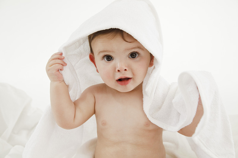 用毛巾包裹的婴儿图片下载