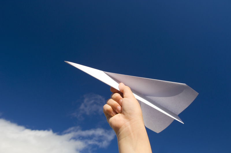 7、一只手拿着纸飞机看天空图片下载