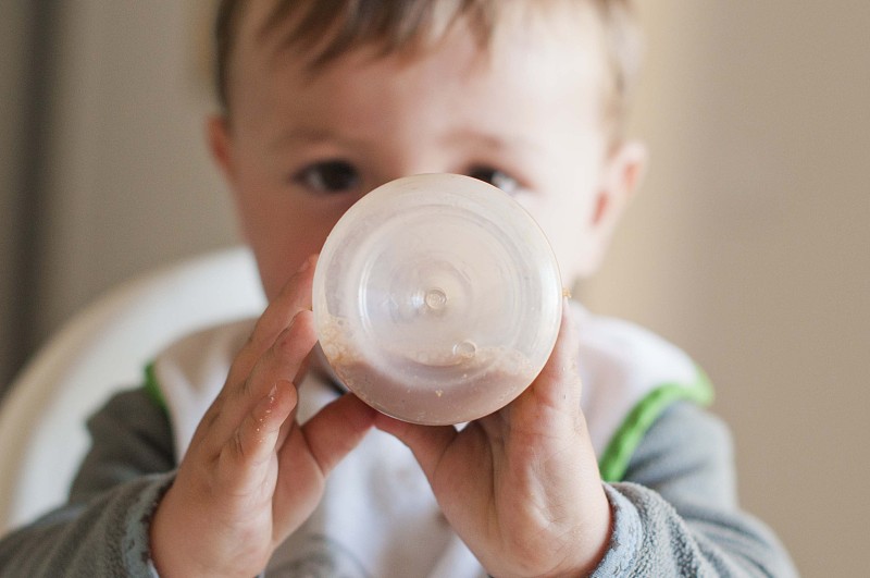 婴儿与奶瓶图片素材