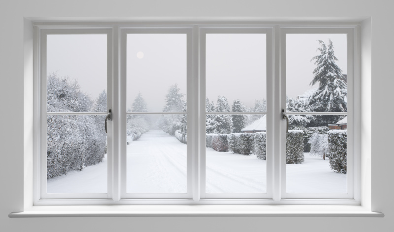 冬天的早晨透过白色的窗户图片下载