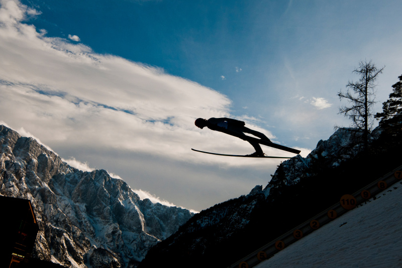 空中跳台滑雪的剪影图片下载