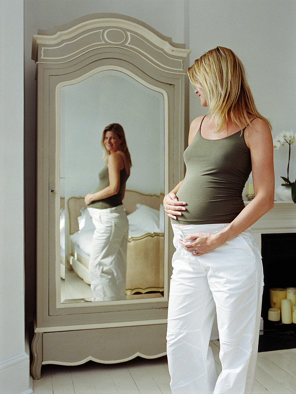 孕妇看着镜子里的自己图片下载