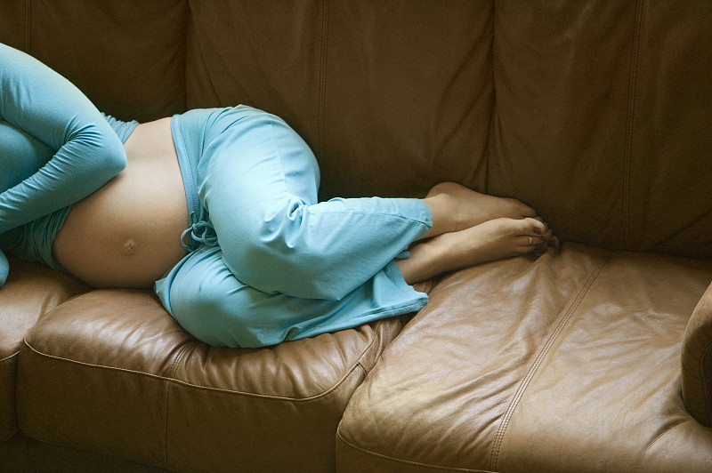 孕妇躺在客厅沙发上，低段图片下载