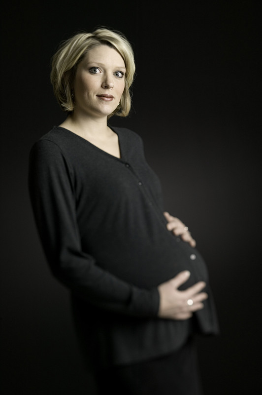 孕妇身穿黑衣，抱着肚子，画像图片下载