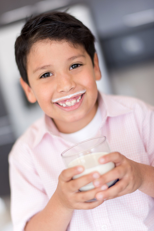 男孩在家里喝牛奶图片下载
