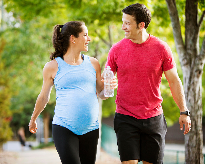 孕妇和丈夫一起锻炼。图片素材