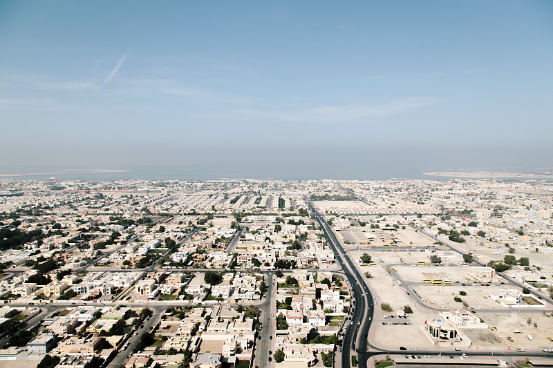 迪拜城市景观，住宅区。晴朗的天空，白天，鸟瞰图图片下载