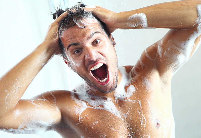 一个人正在洗澡，突然看到了肥皂。图片下载