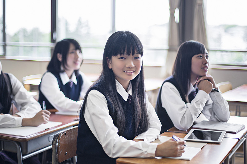 在学校的日本女学生图片素材