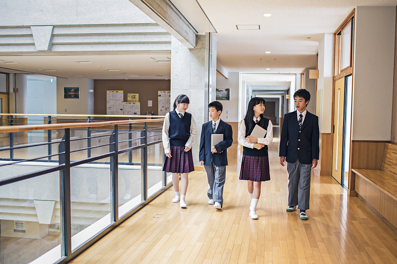 日本学生走在学校走廊里图片下载
