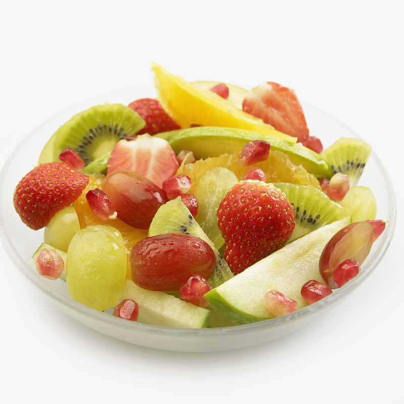 一碗新鲜水果沙拉映衬着白色图片下载