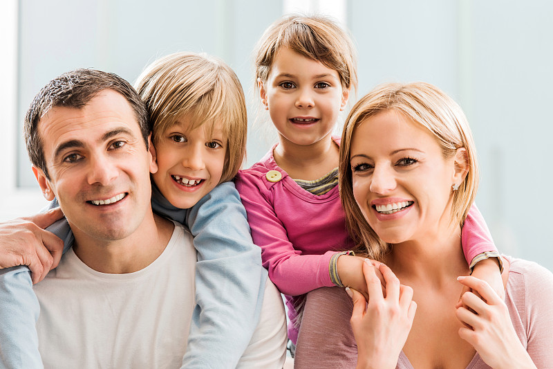 幸福家庭的肖像在家里看着相机。图片下载