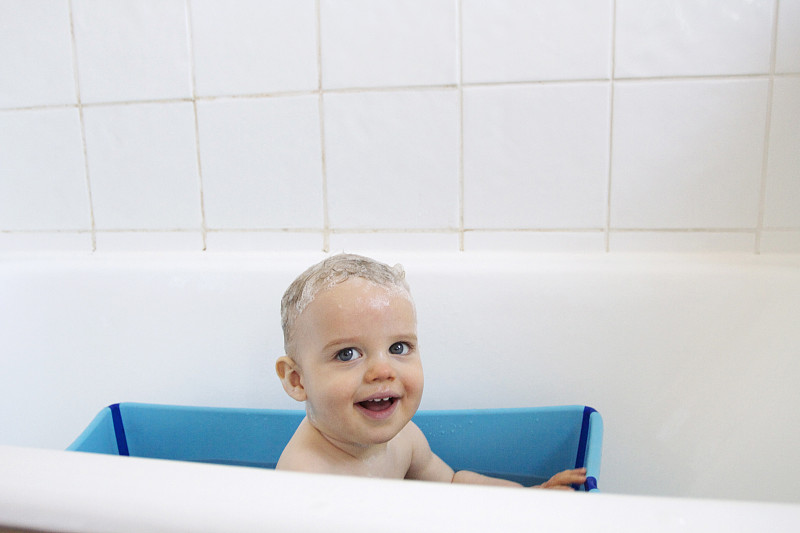 小男孩在洗澡时微笑图片下载
