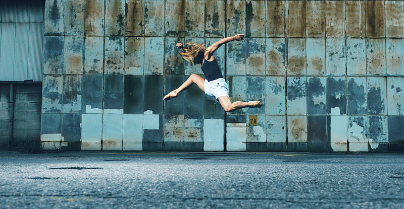 女舞者跑起来，跳到空中图片下载