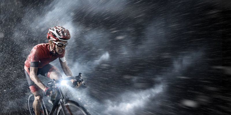 暴风雨天空下的职业自行车手图片下载